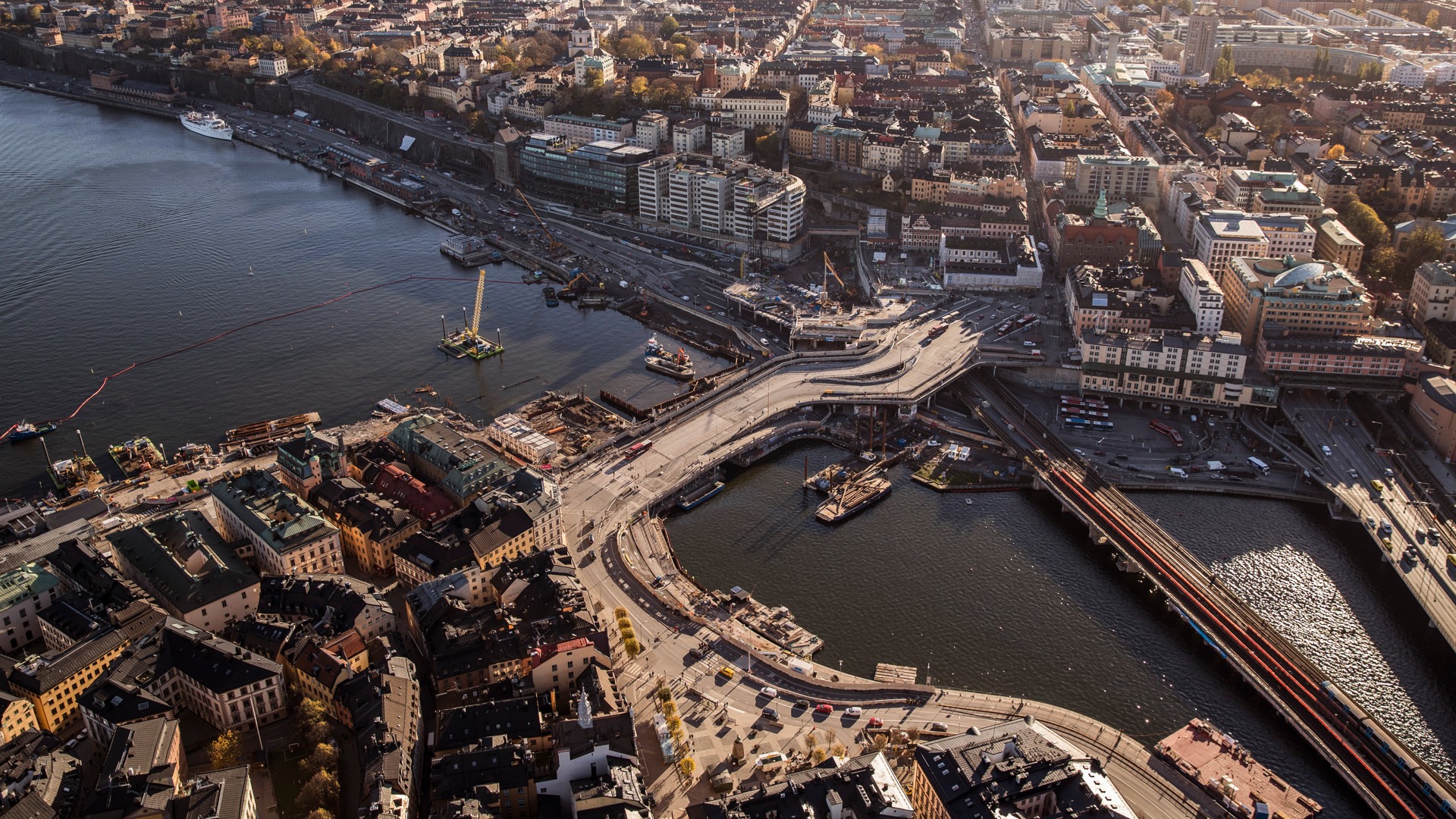 Flybild över slussen med Mälaren och Saltsjön